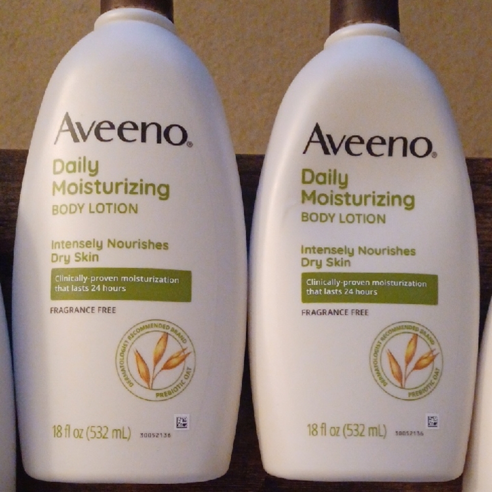 Aveeno Daily Moisturizing Body Lotion โ White/Green - Picture 4 of 5